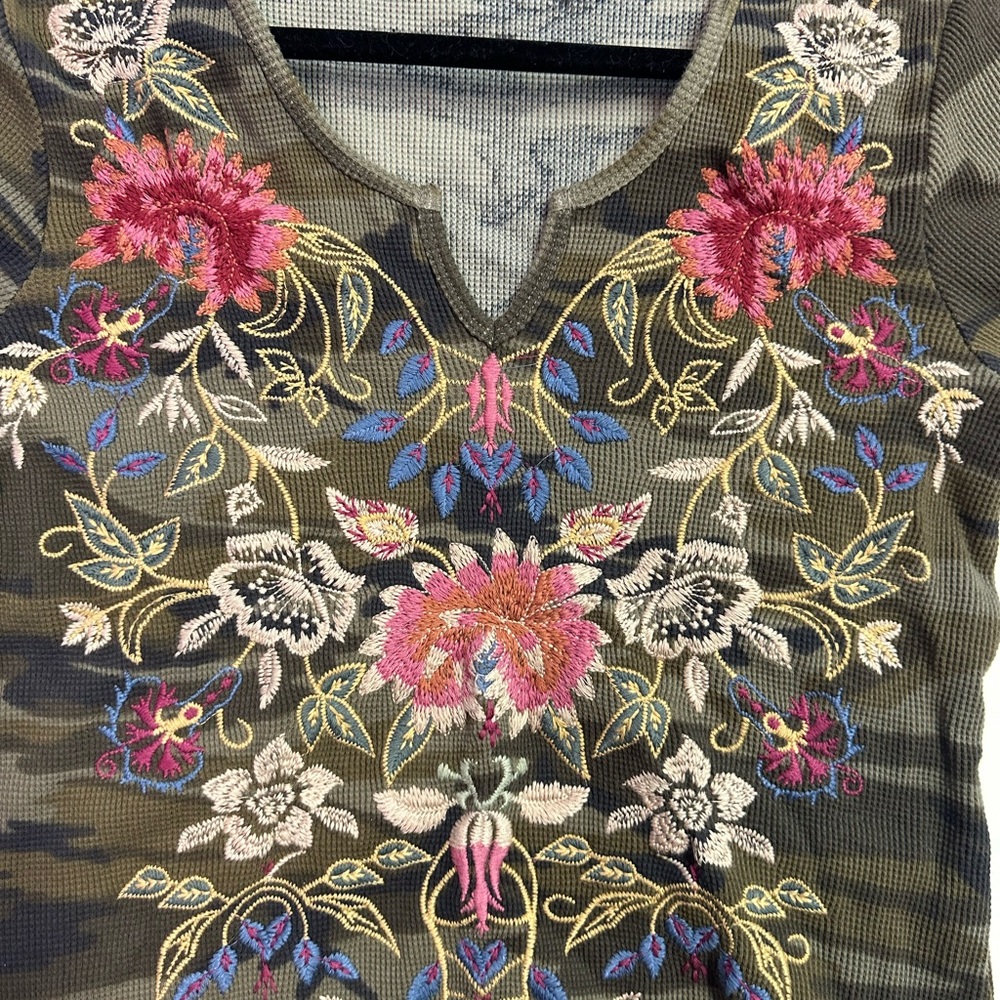 Johnny Was Embroidered Floral Camouflage Thermal Top -Sweatshirt - Picture 2 of 7